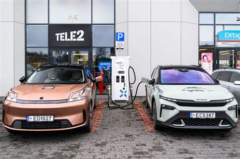 Infografika: Mercedes-Benz elektromobilių įkrovimo laikas ir nuvažiuojamas atstumas
