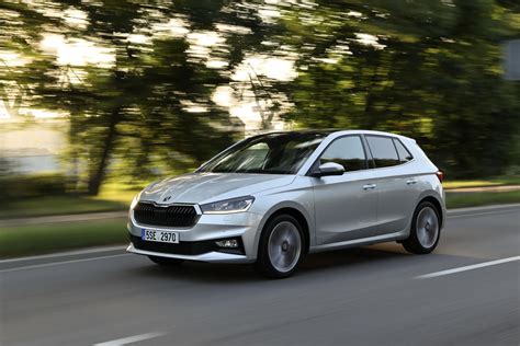 Susidūrusios Skoda Fabia ir VW Sharan nuotrauka Kirtimų gatvėje, Vilniuje. Skoda Fabia stipriai apgadinta šone.