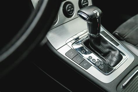 Vairuotojas perjungia mechaninę pavarų dėžę