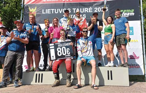 Panevėžio motokroso trasos nuotrauka varžybų metu, su sportininkais ir žiūrovais