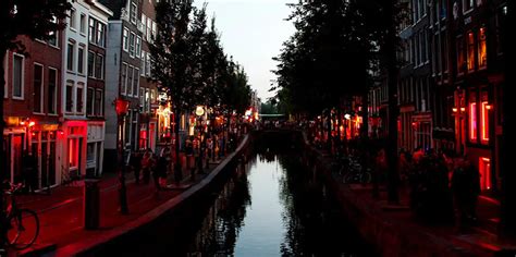 Amsterdamo Raudonųjų žibintų kvartalo gatvės vaizdas su architektūrinėmis detalėmis