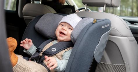 Schematinis pavaizdavimas, kaip kūdikio galva gali nusvirti į automobilinę kėdutę, sukeliant spaudimą.