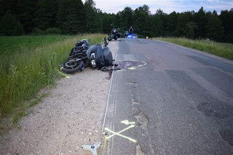 Motociklininkai važiuoja per pažliugusias pelkes ir miško įkalnes