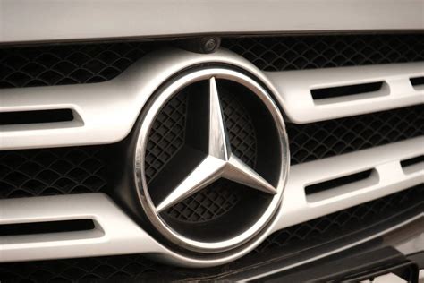 Mercedes-Benz logotipas ir kelių Mercedes-Benz modelių vizualizacija
