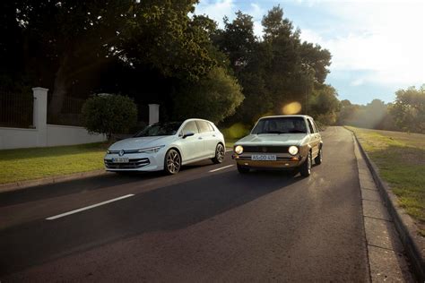 Volkswagen logotipas ir įvairių Volkswagen modelių vizualizacija