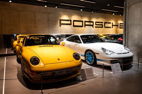 Porsche logotipas ir sportinių Porsche automobilių vizualizacija