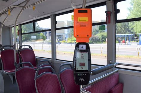 Elektroninio bilieto skaitytuvas viešojo transporto priemonėje ir mobilioji programėlė keleiviui.