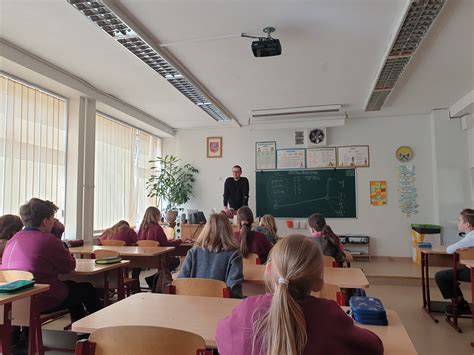 Teorijos pamokos klasėje su mokytoju ir mokiniais