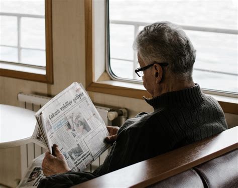 Teminė nuotrauka: Vyresnio amžiaus žmogus su vairavimo knyga