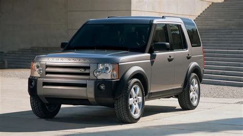 Land Rover Discovery 3 variklio skyriaus infografika su kuro sąnaudų palyginimu