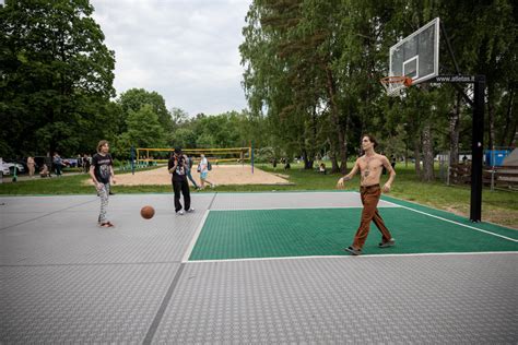 Wiltas Chamberlainas krepšinio aikštelėje