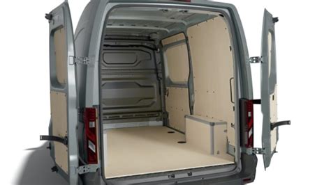 Renault Master krovinių skyriaus interjeras su patogiu priėjimu