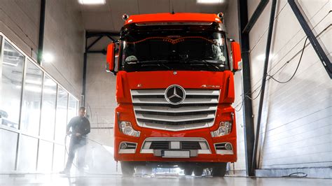 Nuotrauka, vaizduojanti sunkvežimių lenktynes trasoje.