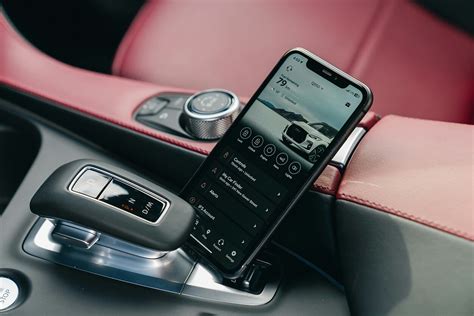 Prijungtas išmanusis telefonas Toyota Prius automobilyje