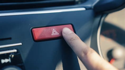 Avarinių žibintų mygtukas automobilyje (raudonas trikampis)