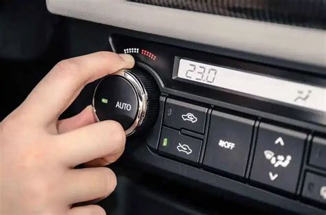 Oro recirkuliacijos mygtukas automobilyje su rodykle ir automobilio simboliu