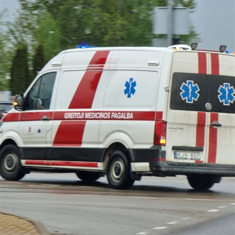 Teminė nuotrauka, vaizduojanti eismo įvykį ir gelbėjimo tarnybas