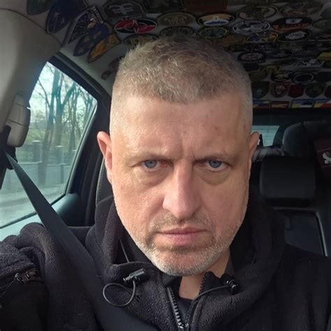 scheminė avarijos schema su nurodytais automobiliais ir kryptimis