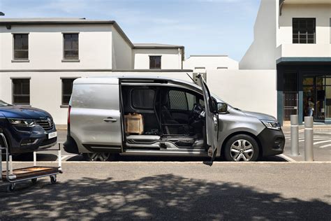 Nuotrauka Renault Kangoo furgono su atidarytomis galinėmis durimis