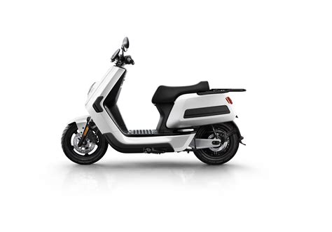 Elektrinis NIU motoroleris mieste
