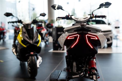 Konsultantas bendrauja su klientu motociklų salone