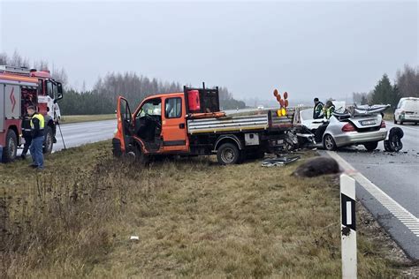 Infografika: avarijos seka - 1. šernai išbėga į kelią, 2. automobiliai susiduria, 3. atvyksta kelininkai ir policija, 4. į kelininkų sunkvežimį atsitrenkia kitas automobilis