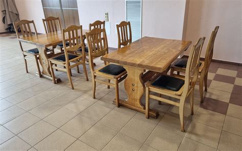 Apleisto DOSAAF pastato salės interjero nuotrauka su nuolaužomis ir sugadintomis kėdėmis