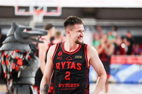 Vilniaus „Ryto“ komandos krepšininkai su naujais marškinėliais ir numeriais