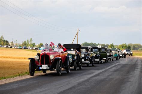 istorinių automobilių kolekcija parodoje