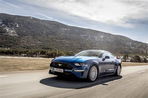 klasikinis Ford Mustang automobilis kelyje