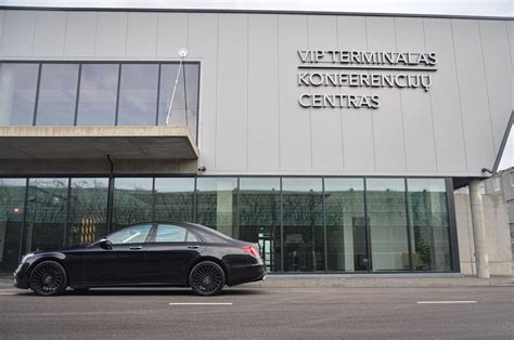 Prabangus Mercedes-Benz S-Klasės galinis salonas su ekranais