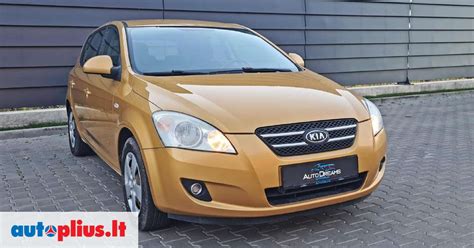 Teminis automobilis KIA kelyje su pagalbos simboliu