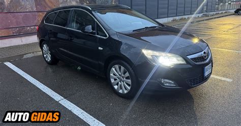 Vairuotojo, važiuojančio žvyrkeliu su Opel Astra J, nuotrauka