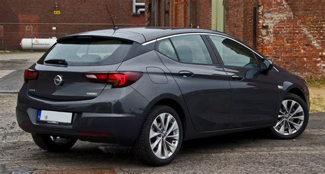 Opel Astra K interjero nuotrauka su multimedijos ekranu