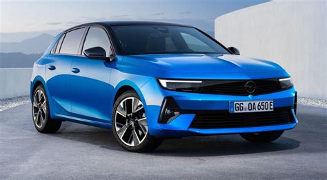 Opel Astra nuotrauka kelyje su saulėlydžio fonu
