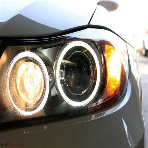 nuotrauka: skirtingų kartų BMW Angel Eyes žiedų dizainas, iliustruojanti evoliuciją nuo apvalios CCFL iki U formos LED