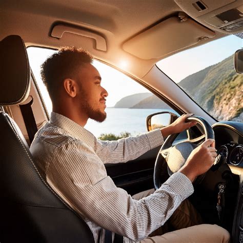 Teminė nuotrauka: žmogus vairuojantis automobilį ir naudojantis Bluetooth ausines