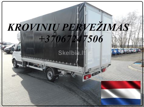Vairuotojas su tentiniu sunkvežimiu krovinio pakrovimo aikštelėje Lietuvoje
