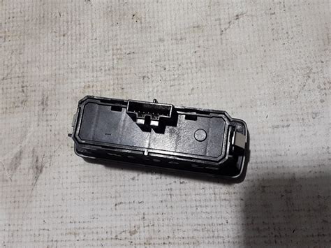 Renault Twingo bagažinės atidarymo mygtuko mechanizmo schema arba nuotrauka