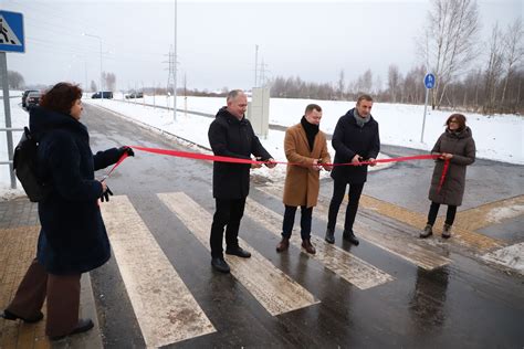 Nuotrauka su įvairiais mažaisiais miesto automobiliais gatvėje