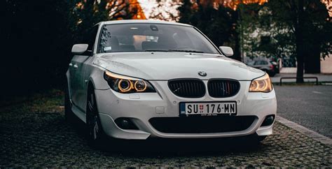 BMW 5 serijos E39 modelio sedano ir universalo nuotraukos