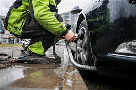 iliustracija su ranka rodančia posūkį iš automobilio