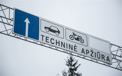 Sunkvežimio ir lengvojo automobilio techninės apžiūros iliustracija