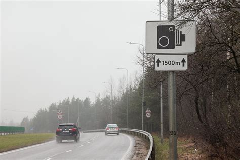 Tematinė nuotrauka: Greičio matuoklis kelyje