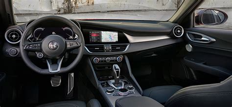 Alfa Romeo Giulia interjeras, vairuotojo vieta su prietaisų skydeliu