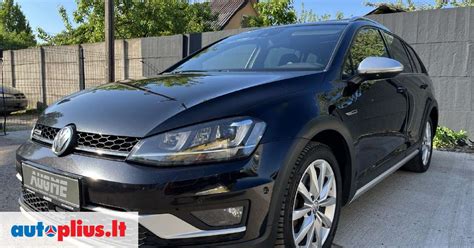 VW Golf ir Ford Focus automobiliai, naudojami vairavimo mokymui