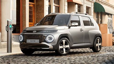 Vizualizacija: Hyundai Inster elektromobilio interjeras su dviem dideliais ekranais.