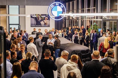 Tematinė nuotrauka: senesnis BMW automobilio salonas su integruota magnetola