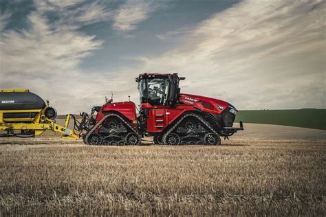 istorinė nuotrauka, vaizduojanti seną CASE IH traktorių darbe