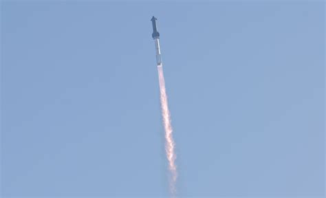 Nuotrauka, vaizduojanti NASA erdvėlaivį „Challenger“ sprogimo metu.